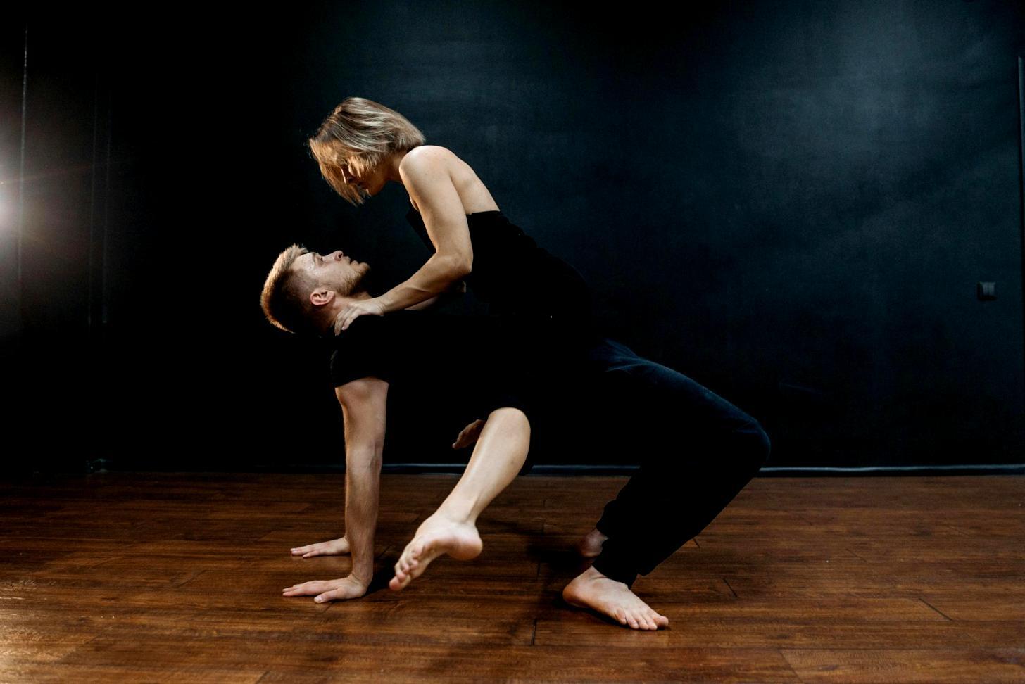 Partner dans eğitimi sırasında dans eden çift